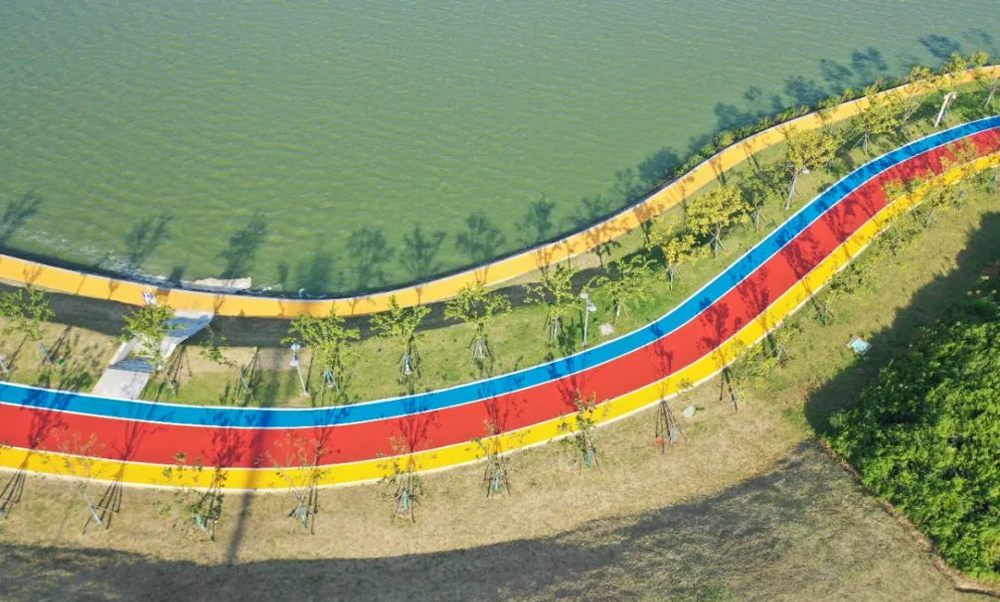 賽城(chéng)湖綠道的彩色跑道完成了刷新